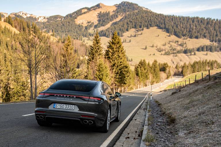  Leuchtendes Ende: Das LED-Band ist durchgehend, knapp darüber ist der ab 90 km/h ausfahrende Spoiler versteckt. 