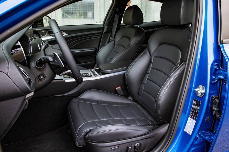  The sports seats offer good lateral support and are also good companions for long journeys.  Overall, there is nothing to complain about the choice of materials and quality.