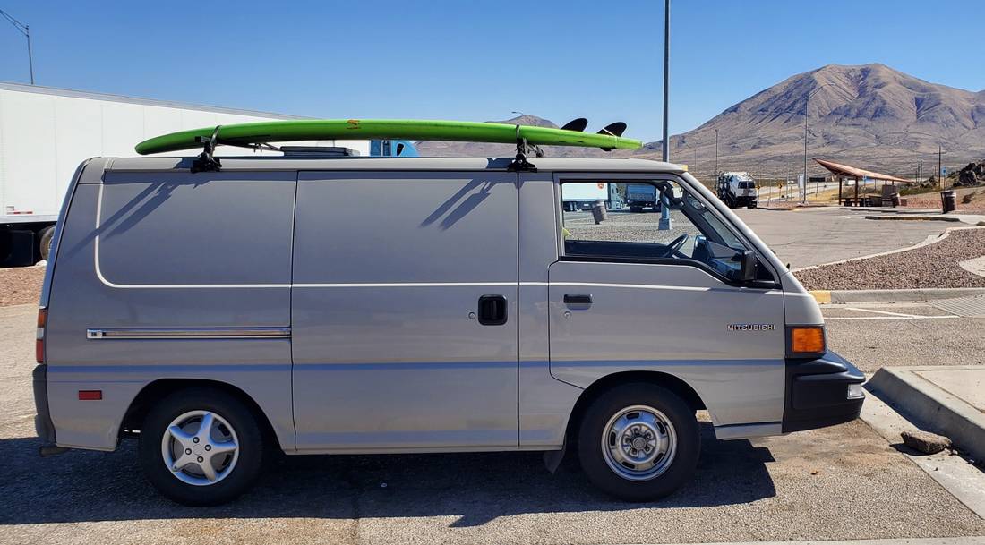 mitsubishi-delica-side