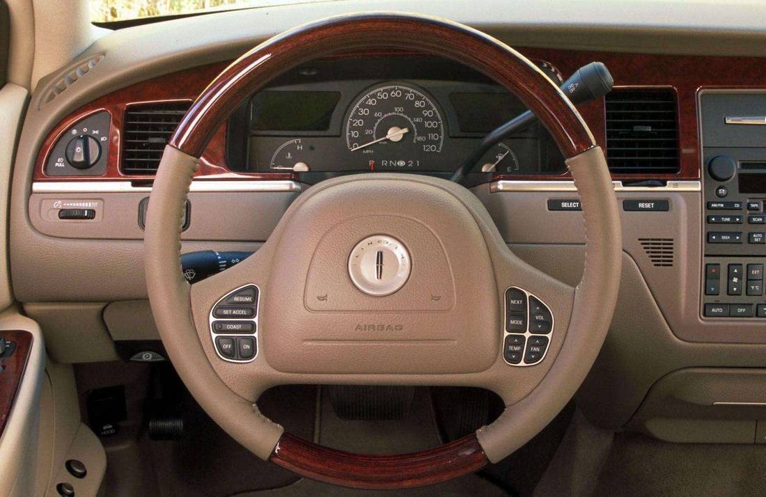 lincoln-town-car-interior