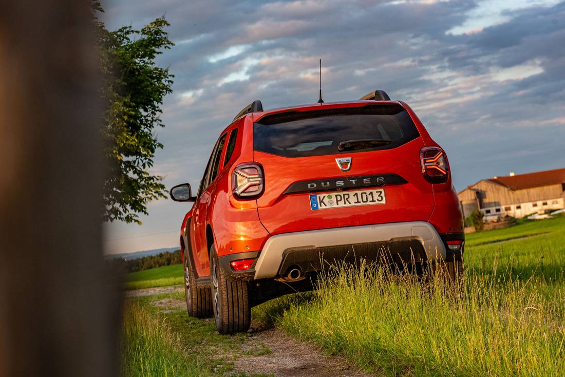  Der gut zugängliche Kofferraum des Duster fasst 445 bis 1.478 Liter Gepäck.  Beim Facelift die einzige Änderung am Heck: Rückleuchten im "Y-Design".