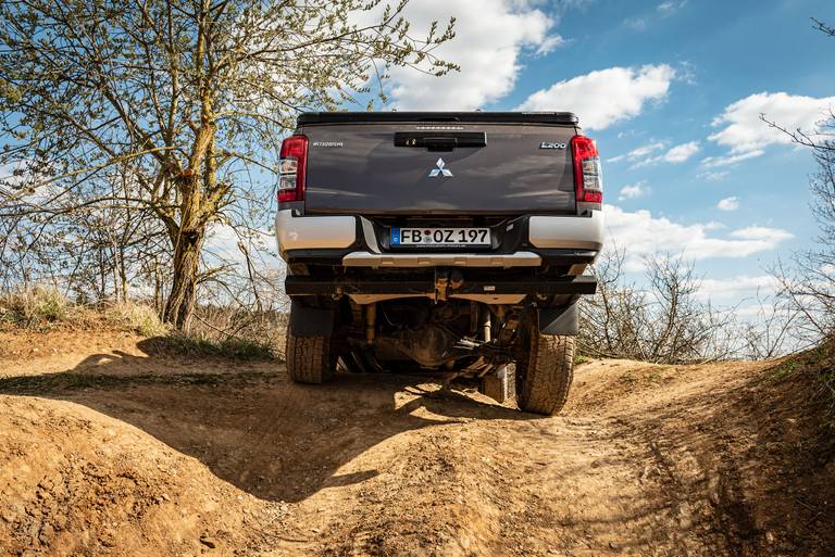 Mitsubishi-L200-Offroad-Rear