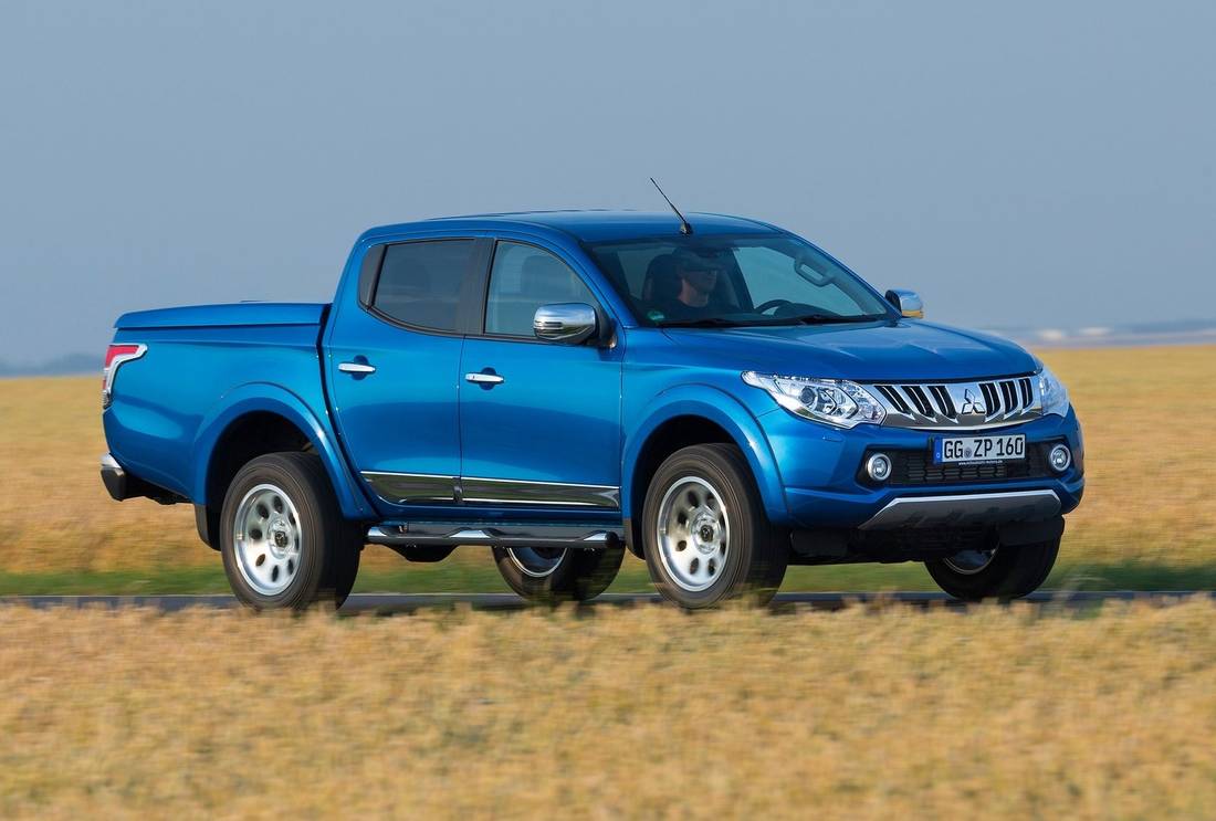 mitsubishi-l200-blue-side
