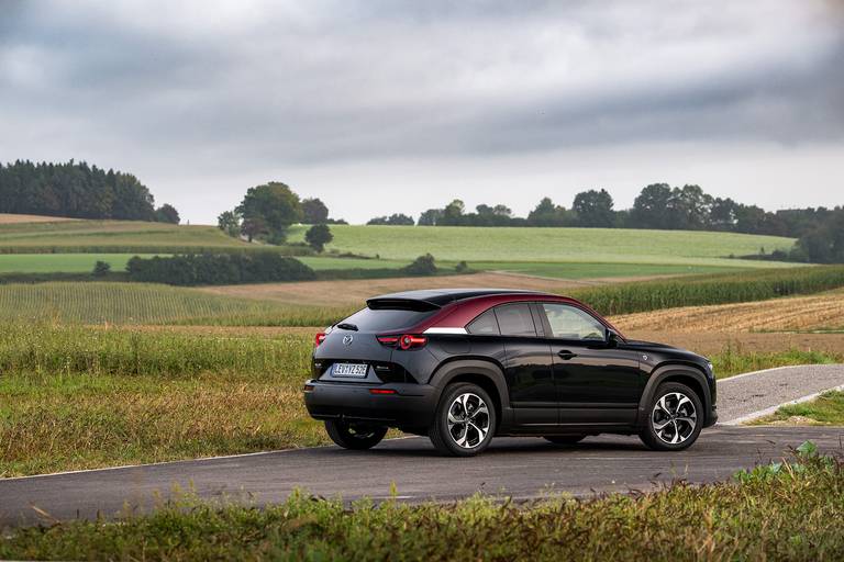  In 9,1 Sekunden sprintet der Plug-in Hybrid von null auf 100 km/h. Abgeregelt wird allerdings eher unüblich schon bei Tempo 140. Zu langsam, für die Autobahn (nicht nur in Deutschland).