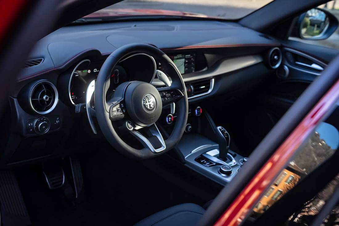 alfa-romeo-stelvio-tributo-italiano-2024-tv-cockpit