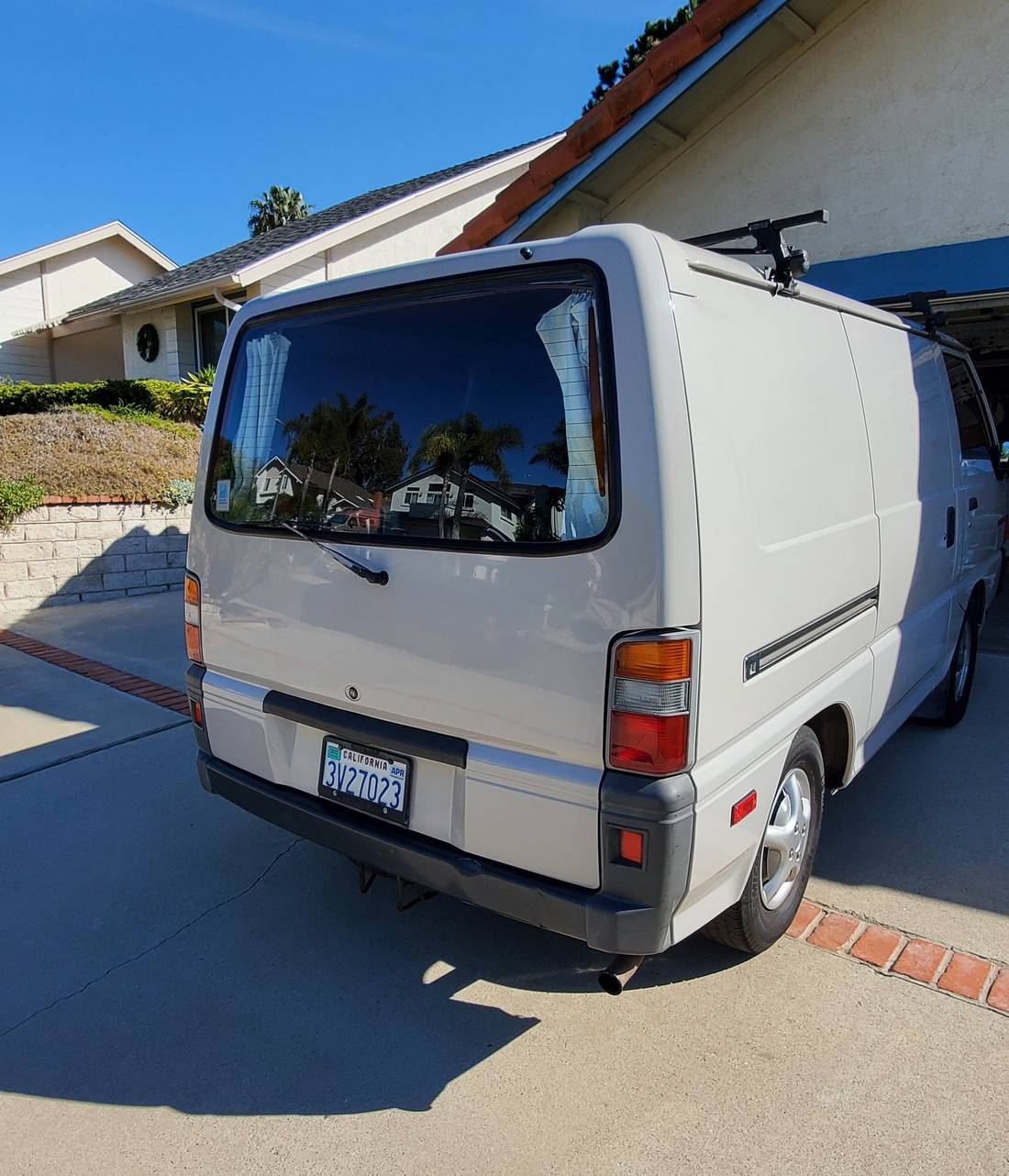 mitsubishi-delica-back