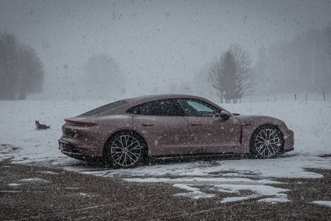 Porsche-Taycan-Basis-Snow