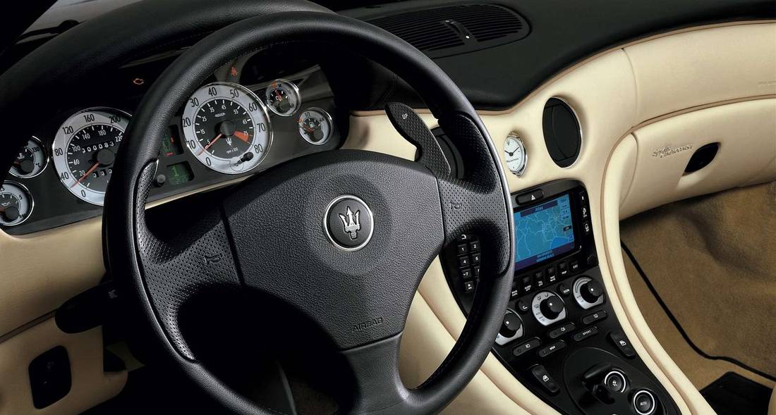 maserati-spyder-interior