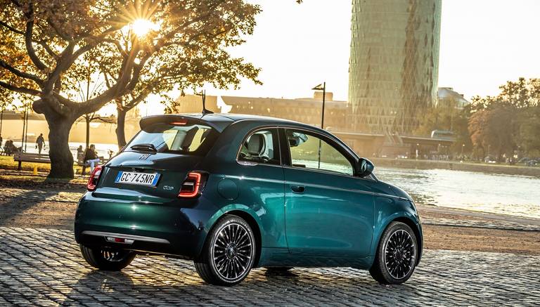  Den Fiat 500 gibt es als Neuwagen nur noch elektrisch - mit zwei Leistungsvarianten und einer Reichweite von knapp über 300 Kilometer.