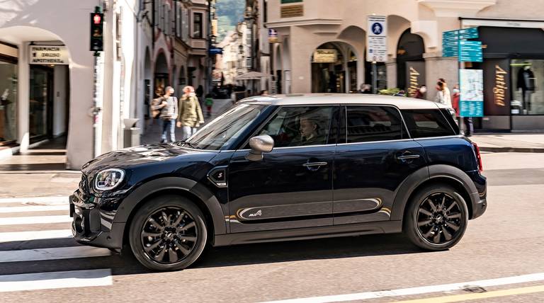  Den Mini Cooper Countryman gibt es seit 2020 in zweiter Generation. Die Langversion des Kleinwagens ist ein praktisches Familienauto.