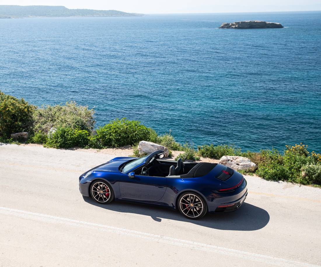 porsche-911-carrera-4s-cabrio-overview