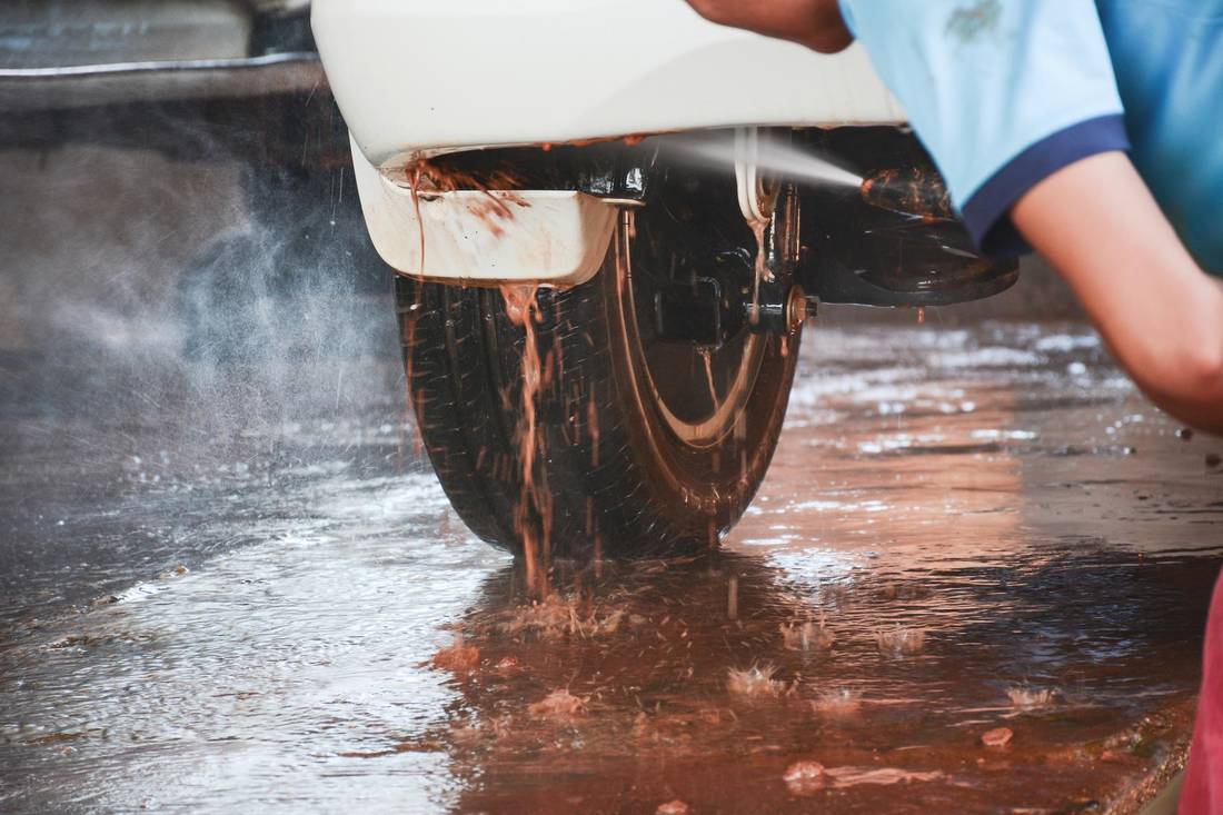  When the rims are washed and cleaned, oil residues, lubricants and brake dust end up in the waste water and thus in the ground or the sewage system.  Therefore, be careful when cleaning on private property and public roads.