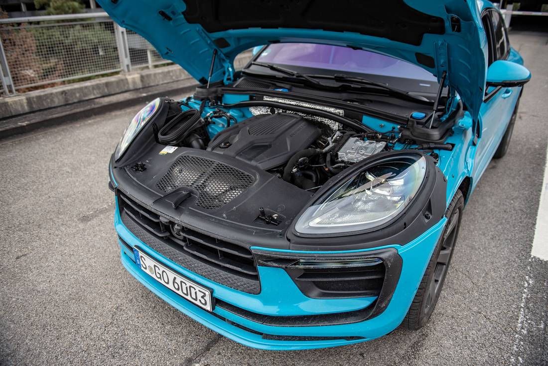  Easy maintenance: The engine compartment clearly shows that a lot more than just four cylinders could work here.  The 2.0-liter turbo petrol engine has been delivering 265 hp since the facelift.