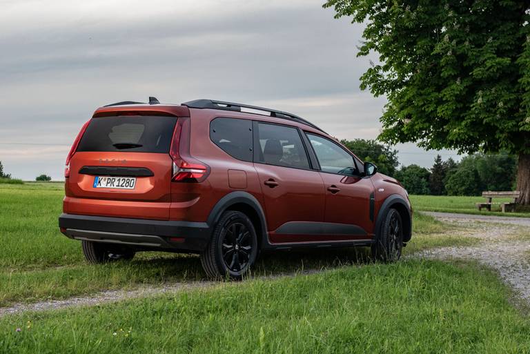  Markantes Erkennungsmerkmal des Dacia Jogger: die Heckleuchten im "Volvo-Design". In der dritten Sitzreihe sorgen Ausstellfenster für zusätzliche Belüftung.