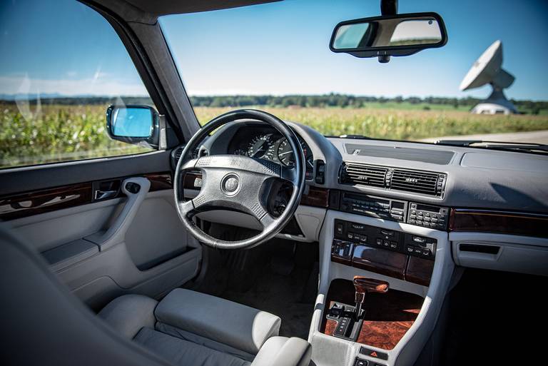 BMW-750il-E32-Cockpit
