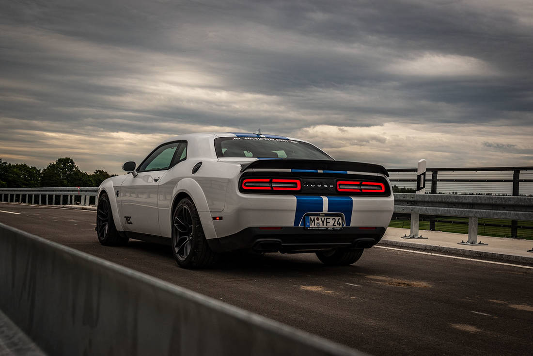 Dodge-SRT-Hellcat-Rear-Side