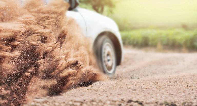  Abhängig von Faktoren wie beispielsweise dem Untergrund sollte auch der Luftdruck im Autoreifen richtig eingestellt werden.