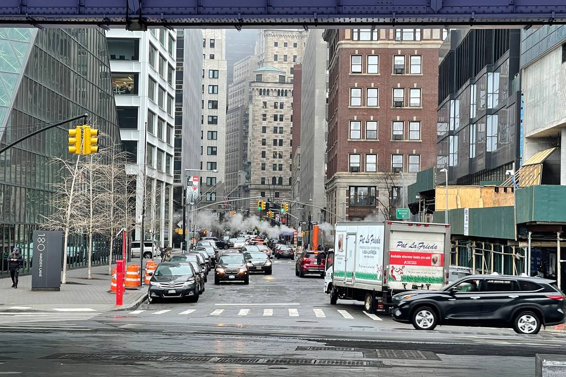  Das Leben ist zurück auf den Straßen New Yorks. Das gilt auch für den Verkehr! Ein gut gemeinter Rat von Einheimischen: "Don’t drive your car in Manhatten!"