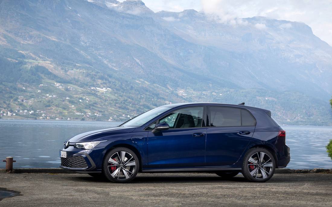 vw-golf-gte-side