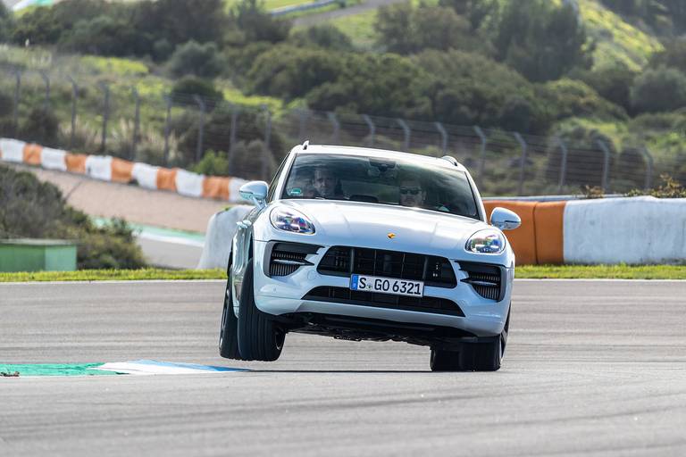 Porsche-Macan-GTS-Jump