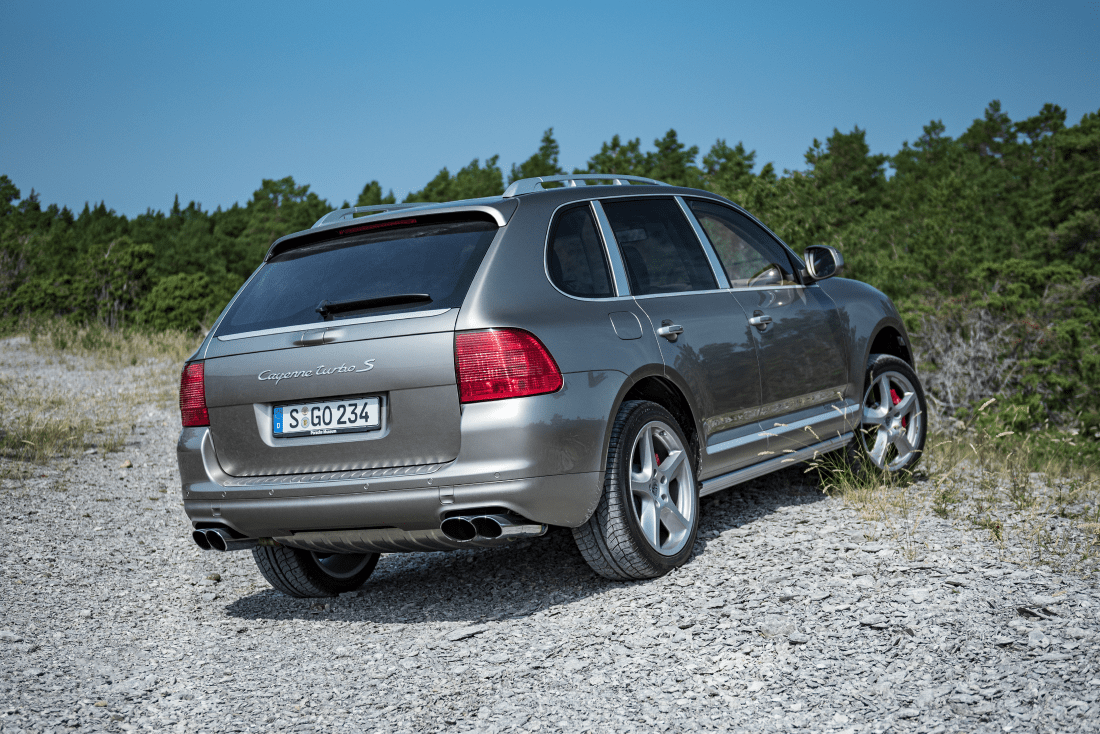 2002 kam er als  Pionier  im SUV-Segment auf den Markt: Der Porsche Cayenne.
