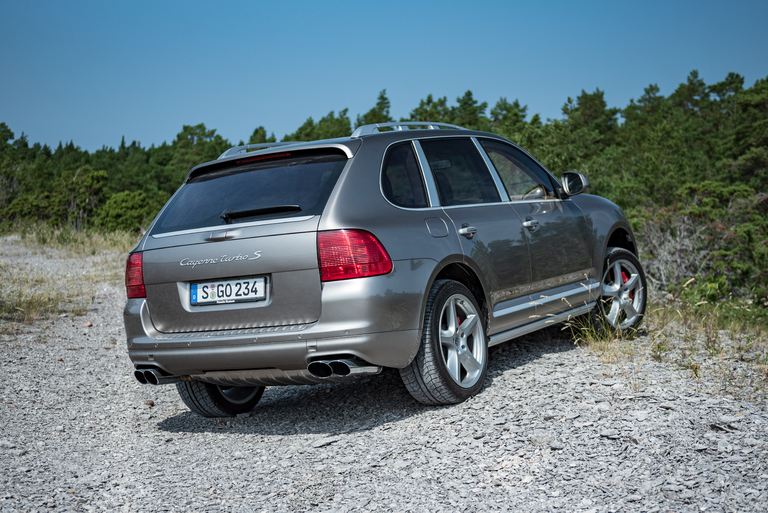  2002 kam er als  Pionier  im SUV-Segment auf den Markt: Der Porsche Cayenne.