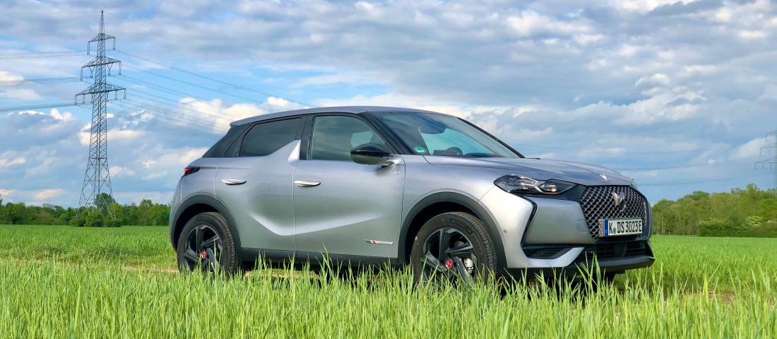 DS3_Crossback_E-Tense_2020_Front_rechts_Strommast-1100