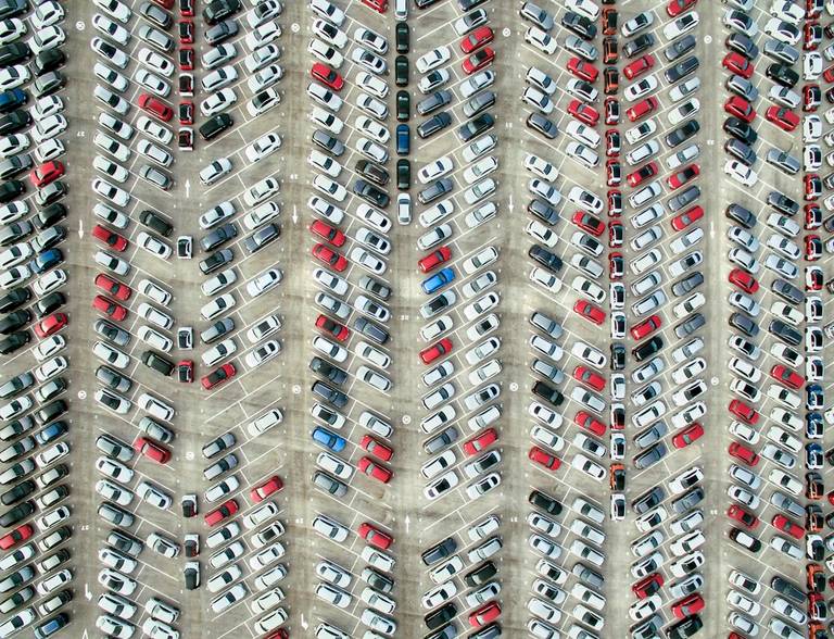 Schrottautos ohne Kennzeichen blockieren Parkplätze