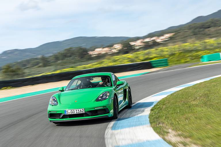 Porsche-718-GTS-40-Front-Dynamic