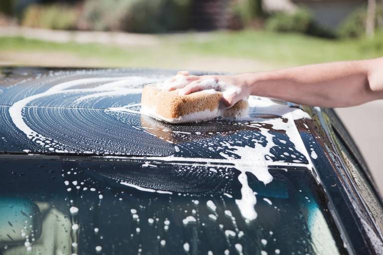 Mit reichlich Wasser und speziellem Autoshampoo bekommst du die großen Lackflächen an deinem Auto bei der Handwäsche schnell sauber.