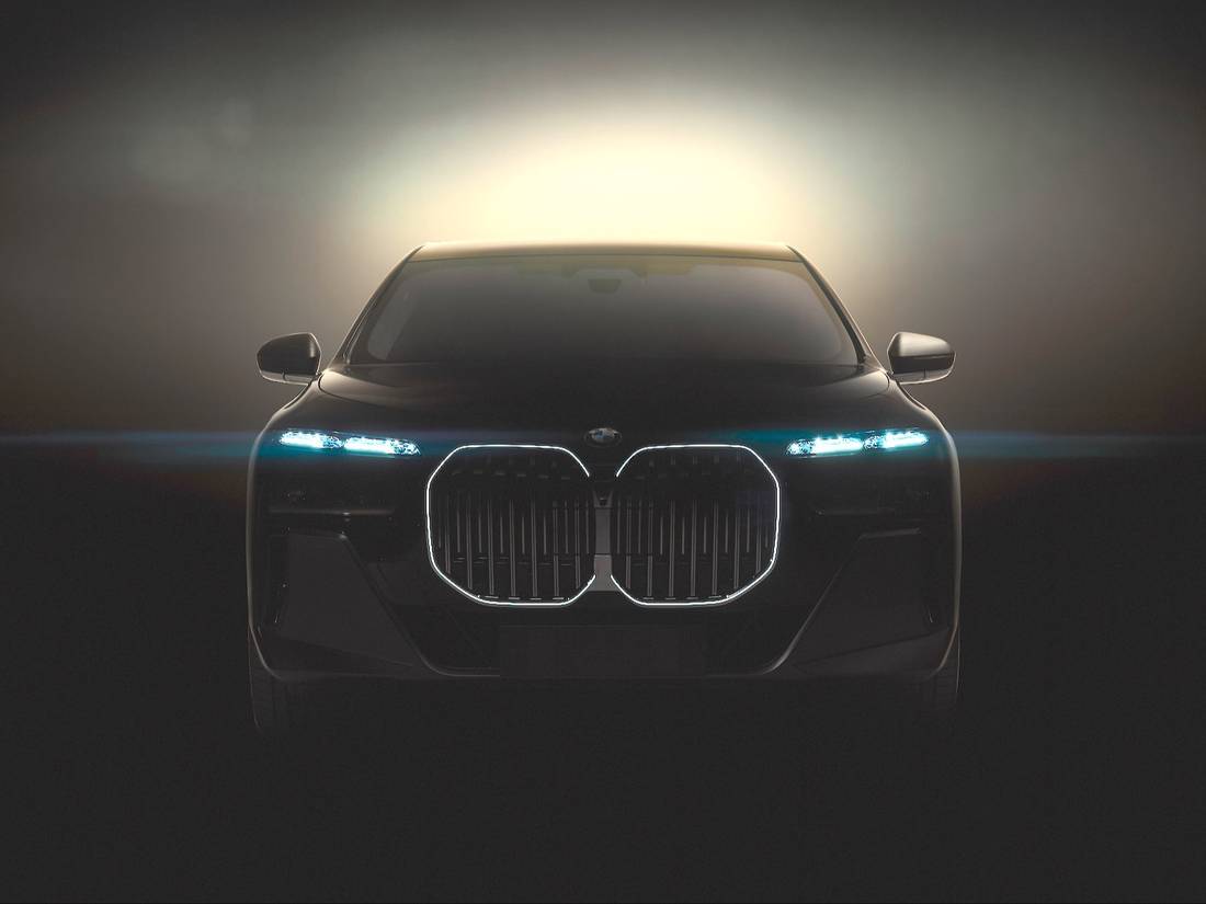  BMW is still revealing little about the i7, but the teaser at least reveals the aerodynamically smooth front.