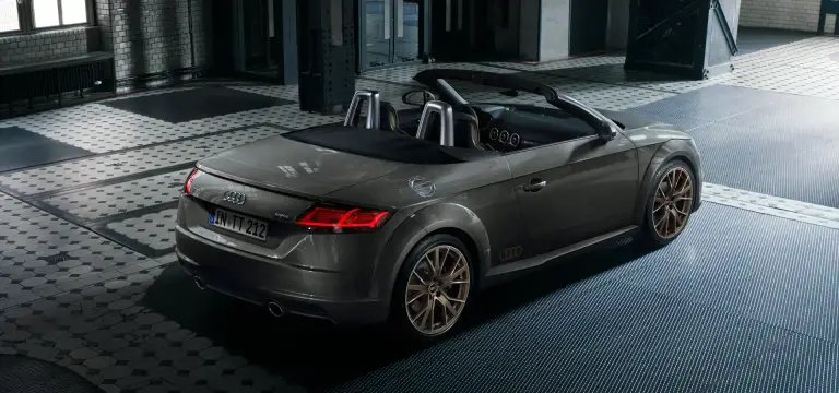  Klassisches Stoffverdeck, rundliche Formen und im Laufe der Jahre wenig verändertes Design machen den Audi TT Roadster zum modernen Klassiker.