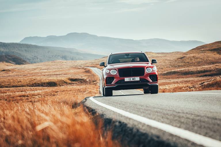  Bentley fährt seit 2016 mit seinem britischen Luxus-SUV Bentayga vor und ruft dafür knapp 207.000 Euro Neupreis auf.