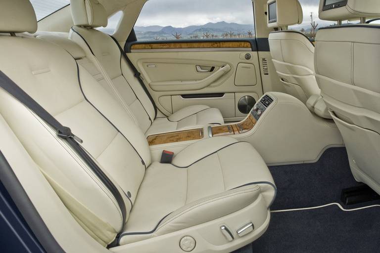 Audi-A8-D3-Rearinterieur