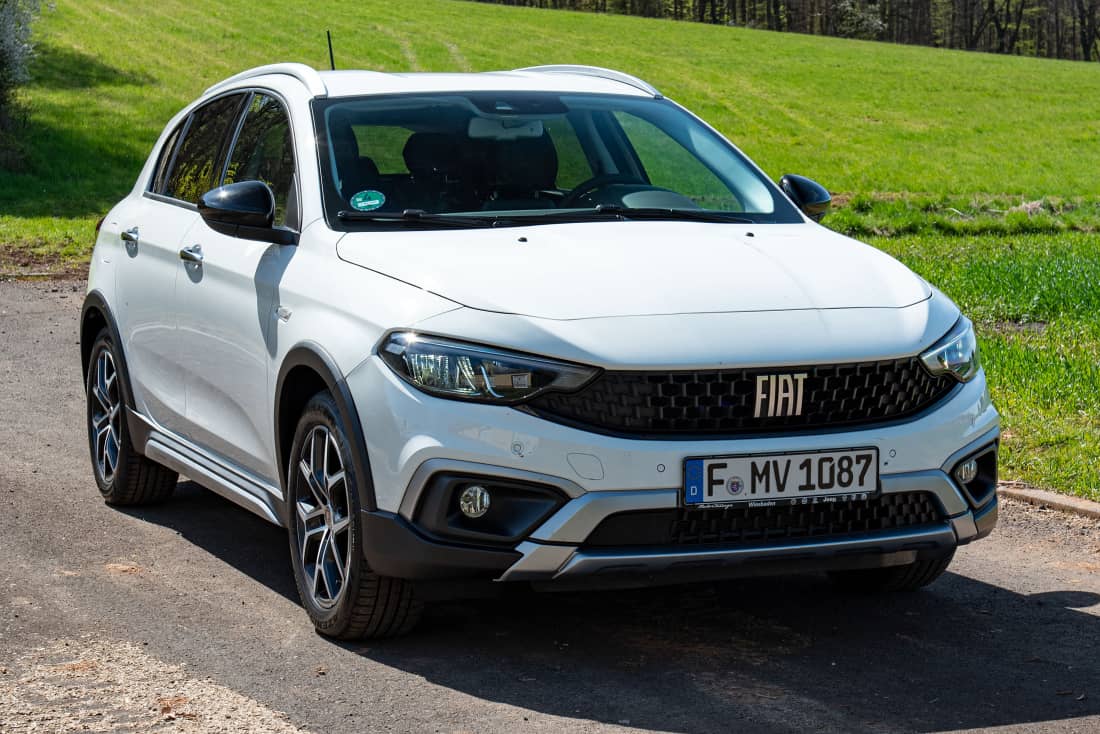 Fiat-Tipo-Cross-2021-Front-Side