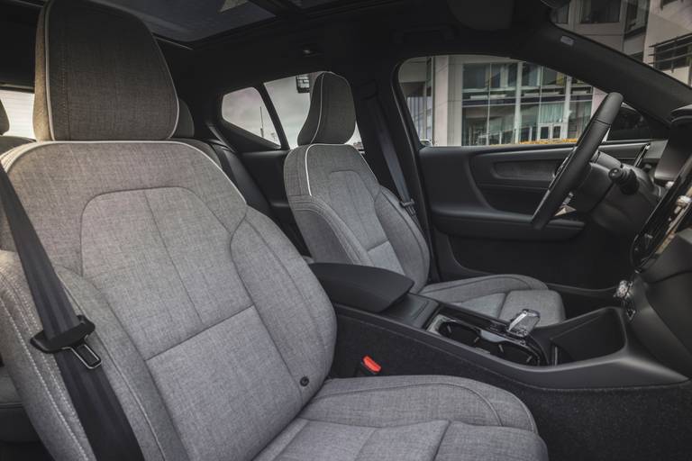  Die mit Stoff bespannten Sitze im Volvo XC40 sind bequem, bieten ausreichend Seitenhalt und lassen sich immerhin beheizen. Eine Sitzkühlung wird dagegen nicht angeboten.