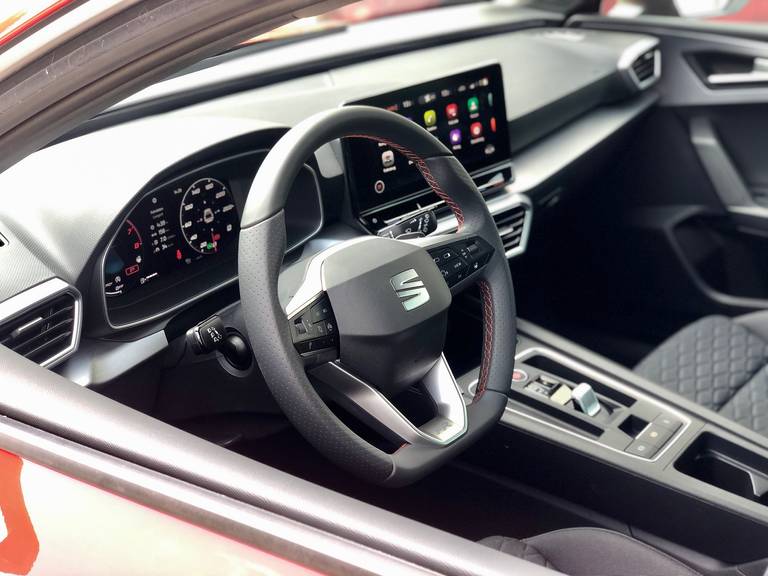 Seat Leon FR eTSI 2020 Desire Red Int Cockpit schraeg