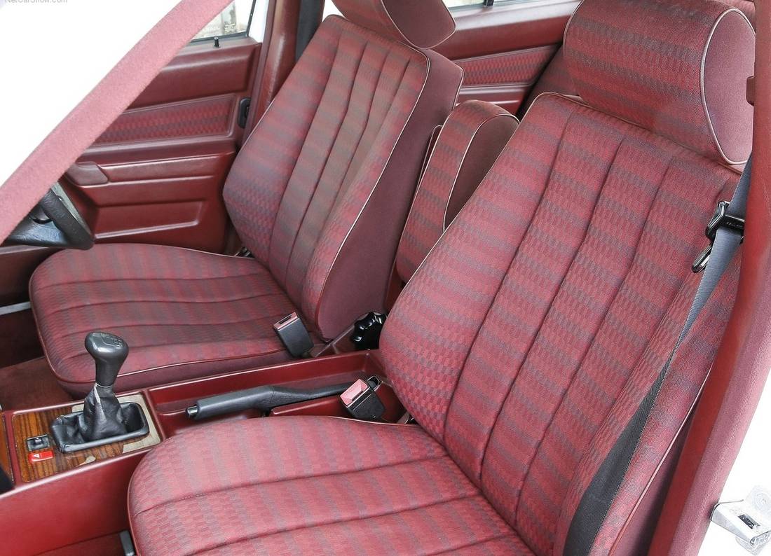 Mercedes-Benz-190E interior