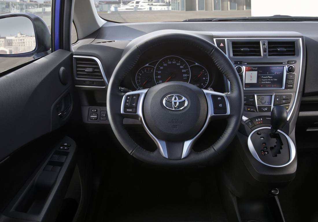 toyota-verso-s-interior