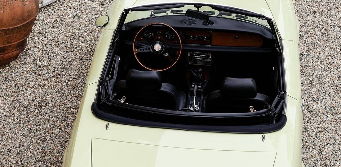 fiat-124-sport-spider-pininfarina-interior