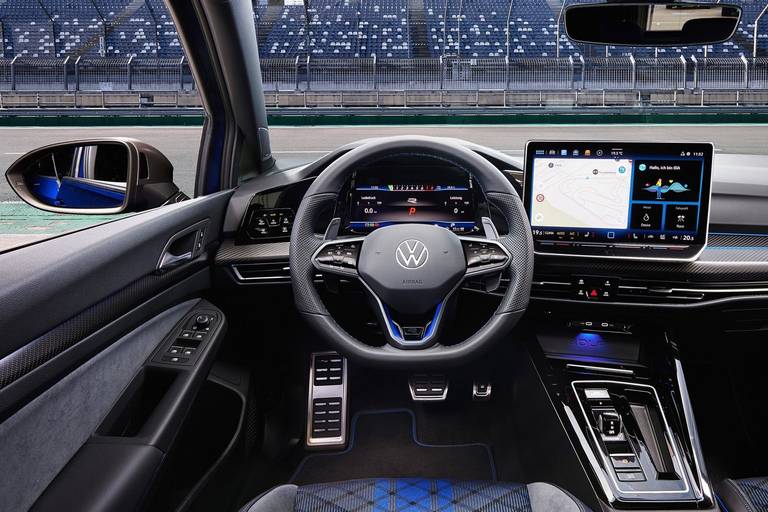 vw-golf-r-2024-facelift-cockpit