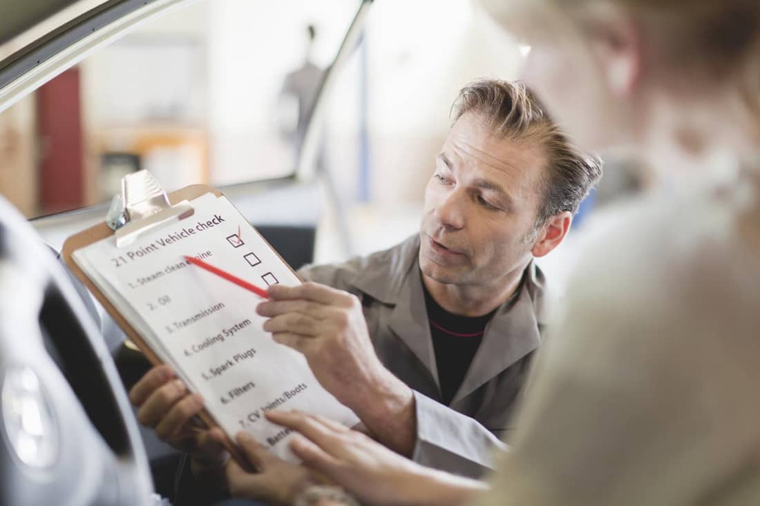 Checkliste in der Auto-Werkstatt