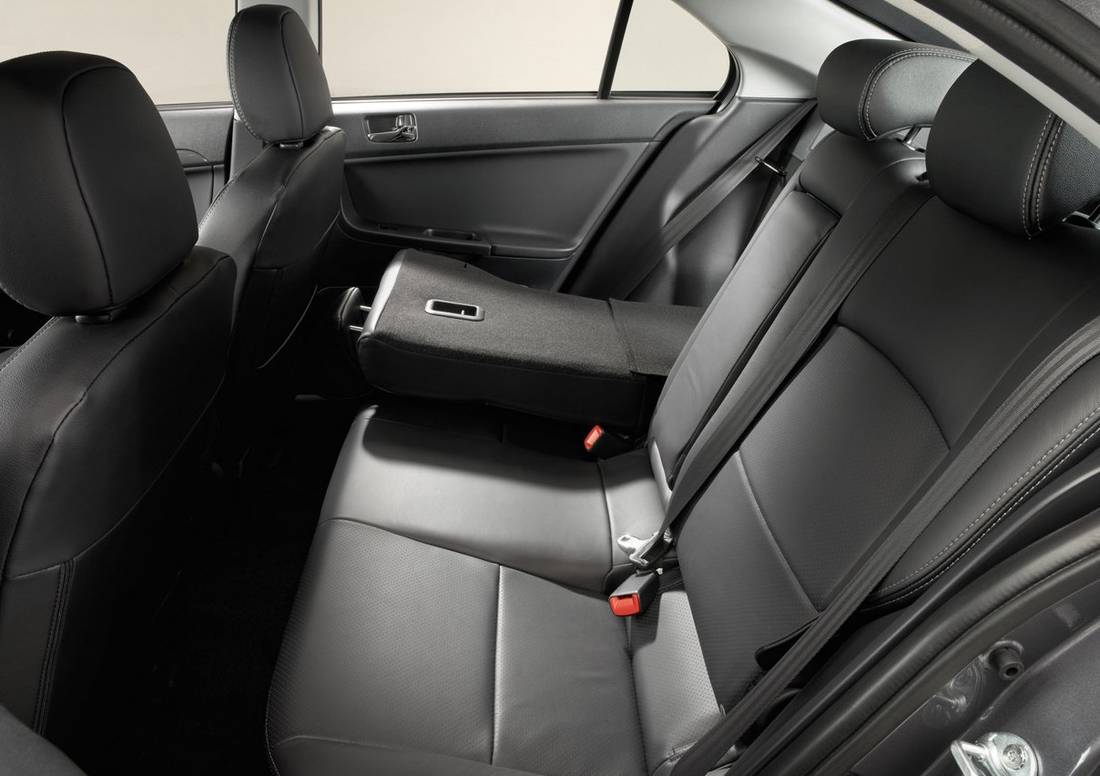 mitsubishi-lancer-sportback-seats