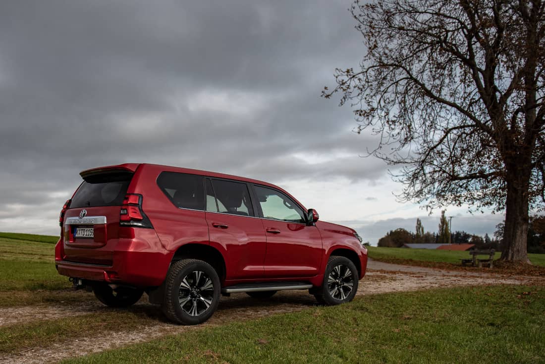 Toyota-Land-Cruiser-Executive-Side-Rear