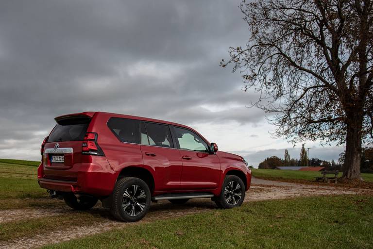 Toyota-Land-Cruiser-Executive-Side-Rear