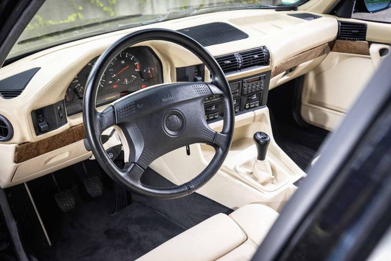  Das Fahrzeug im Bestand der BMW Classic ist ein ehemaliges Vorstandsfahrzeug. Besser ausgestattet wird man einen E34 kaum mehr finden. Die Liebe zum Detail überrascht.