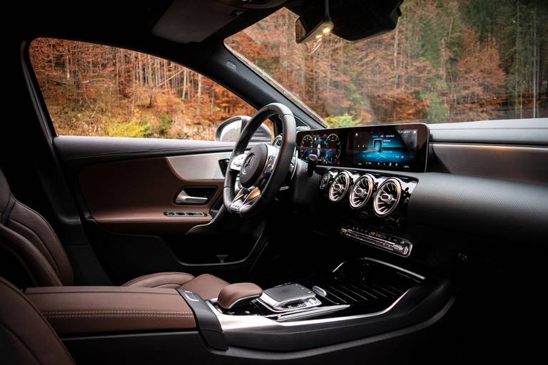 Mercedes-AMG-A-45-S-4MATIC-interieur