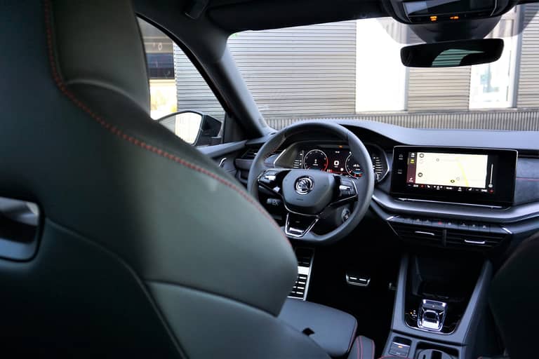 Skoda Octavia RS Combi 2020 Velvet Rot Int Cockpit Sitz