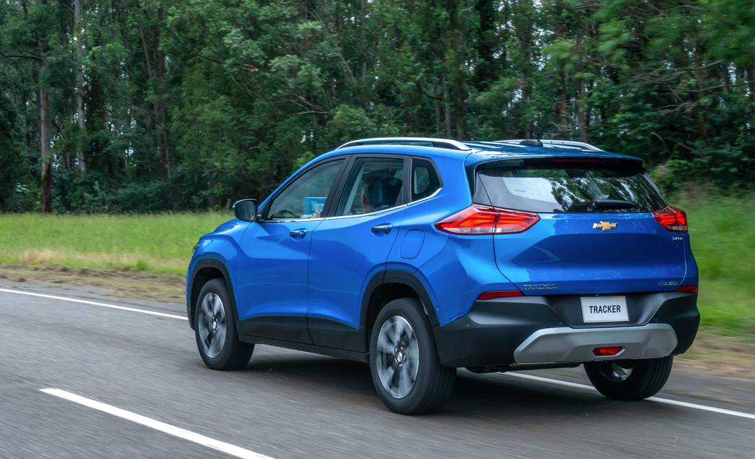 chevrolet-tracker-back