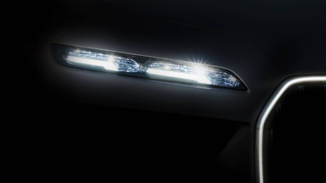  The daytime running lights are separated from the main headlights in the i7 and glitter through elegant crystal glass.